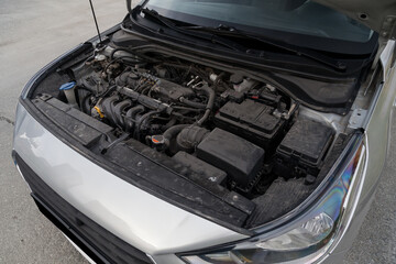 Obraz premium Car crash open hood car mechanic to check condition of damage. See the radiator cooling panel Engine and electronic system for mechanic to check damage thoroughly to repair engine to complete for use
