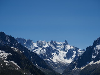 alpes françaises avec pointes et sommets pointus enneigés