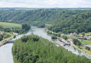 Fototapeta na wymiar Panorama de la vallée de la Meuse, avec une écluse et un îlot verdoyant, vu depuis les hauteurs du château féodal de Poilvache (Wallonie, Belgique)