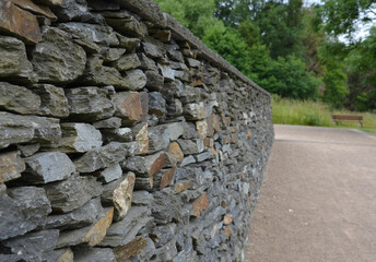 Trockenmauer - Natursteinmauer im Park