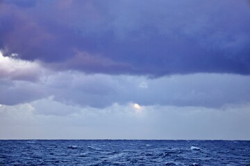 Fototapeta premium Wolkenhimmel über Ozean
