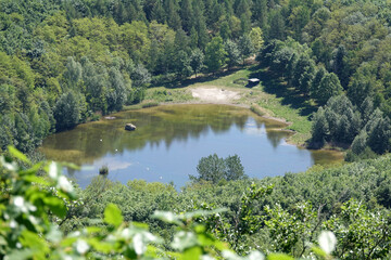 Obraz premium Krufter Waldsee bei Nickenich, gesehen von der Teufelskanzel