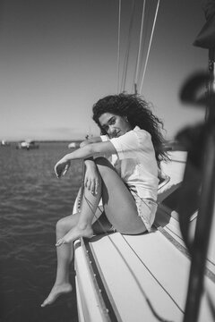 Chica guapa en un velero en el puerto de la costa sur de espa&ntilde;a