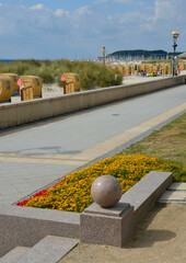 Blumen blühen bunt an der Strandpromenade in Grömitz an der Ostsee 