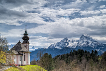 Fototapeta na wymiar Wallfahrtskirche Maria Gern and Watzmann massif