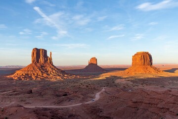 Obraz na płótnie Canvas scenic view to the butte in monument valley, USA