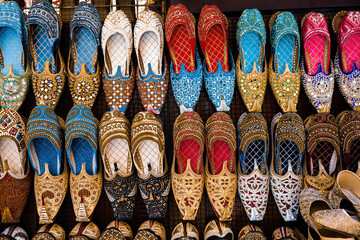 Moroccan slippers in the market - obrazy, fototapety, plakaty