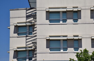 Licht und Schatten an einer Bürofassade in Berlin