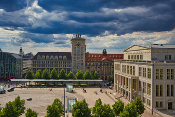 Blick auf den Augustusplatz mit Oper, Opernhaus, Krochhochhaus mit Glockenspiel in Leipzig, Sachsen, Deutschland