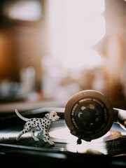 レコードと犬のフィギュア