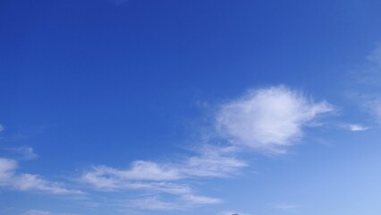 早朝の港に流れるように漂う白い雲