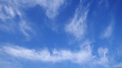 早朝の港に流れるように漂う白い雲