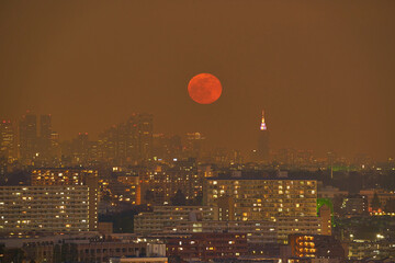 都心方面の夜景と月出(満月)