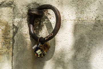 Love locks on mooring ring, Paris