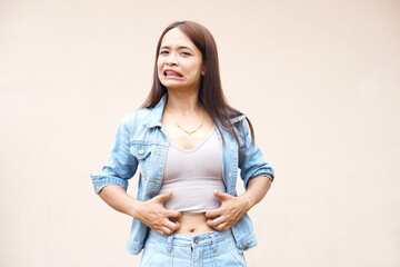 Asian women have itching in the stomach area.