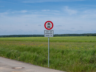Ein Straßenschild welches symbolisiert eine durchfahrtsbeschränkung