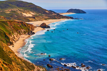 Obraz premium Sandy beaches and ocean waves on west coast with mountains