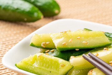 たたききゅうりのごま塩和え