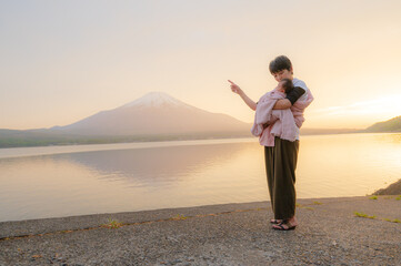 Fototapeta na wymiar 富士山と山中湖と親子
