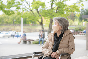 マスクをした年配女性