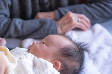 お婆ちゃんの手と赤ちゃん