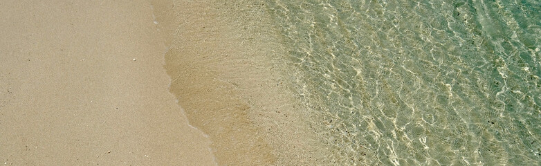 Obraz premium 【奄美大島】白いビーチに打ちよせる波（ワイド）