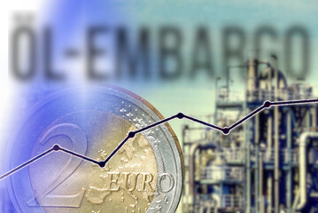 Eine Raffinerie, Euro Münze und Steigende Preise wegen Embargo 