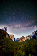Fototapeta na wymiar Majestic milky way over Yosemite National Park tunnel view