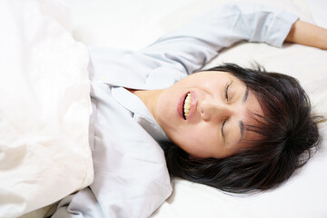 口を開けて眠る中年女性　鼾をかく中年女性