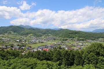 Fototapeta premium 山梨市と周辺の山々の景色。