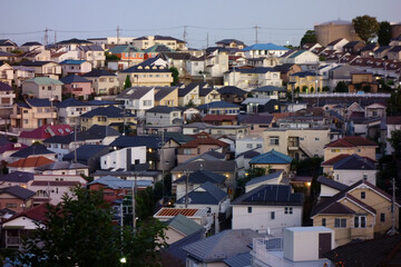 ベッドタウンと化した大都市近郊の住宅街の眺め