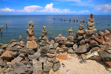 A heap of stones in the form of towers and pyramids on the Black Sea coast.