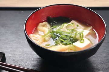 豆腐とワカメと油揚げのお味噌汁