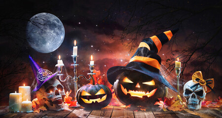 Jack O’ Lanterns glowing in the Halloween night - obrazy, fototapety, plakaty