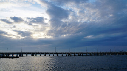 Fototapeta na wymiar 海上から見る明け方の江の島大橋
