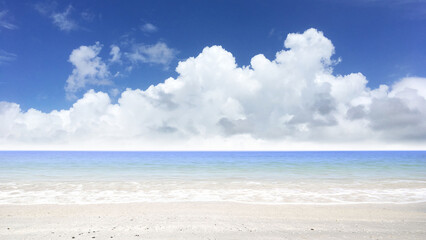 澄み切った夏の空、美しいビーチと入道雲の風景