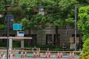 虎ノ門駅の入り口とその街並