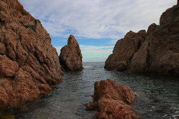 Fototapeta na wymiar Una cala entre rocas en la costa brava