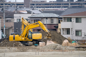 住宅地で建設作業するショベルカー