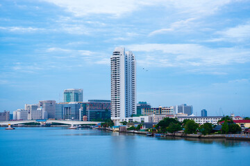 Obraz premium building be side the river from bangkok
