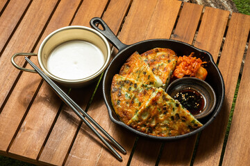 チヂミ　韓国グルメ　アジアのお好み焼き jijim and iron pan Korean food