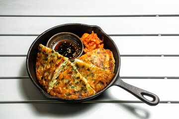 チヂミ　韓国グルメ　アジアのお好み焼き jijim and iron pan Korean food