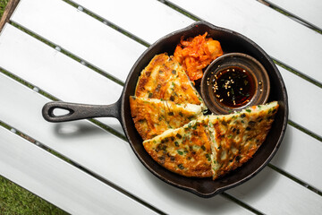 チヂミ　韓国グルメ　アジアのお好み焼き jijim and iron pan Korean food