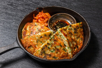 チヂミ　韓国グルメ　アジアのお好み焼き jijim and iron pan Korean food