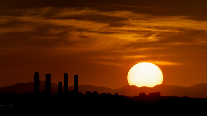 Obraz premium Red sunset with sunset behind the four towers of Madrid