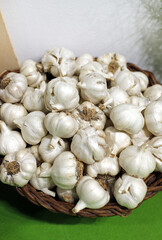 ajos ecológicos en cesta para su venta a granel