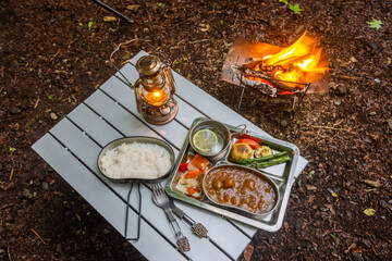 キャンプでカレーライス  Typical camping food, curry and rice