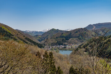 みなかみ町の湖のある集落と山脈