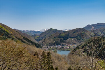 みなかみ町の湖のある集落と山脈