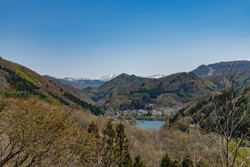 Fototapeta na wymiar みなかみ町の湖のある集落と山脈